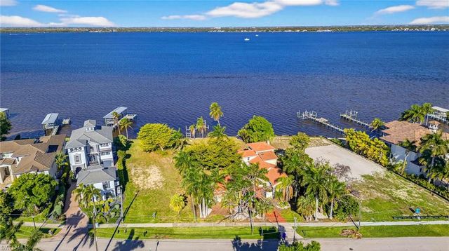 2878 Valencia WAY, Fort Myers, FL 33901