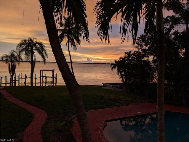 2878 Valencia WAY, Fort Myers, FL 33901