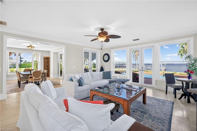 2878 Valencia WAY, Fort Myers, FL 33901