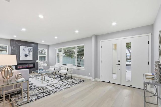 2121 Francis Avenue, Santa Clara, CA 95051