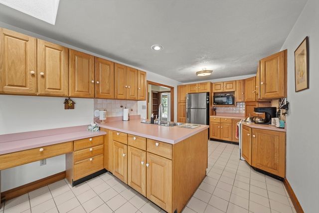 52 Wyman St, Woburn, MA 01801