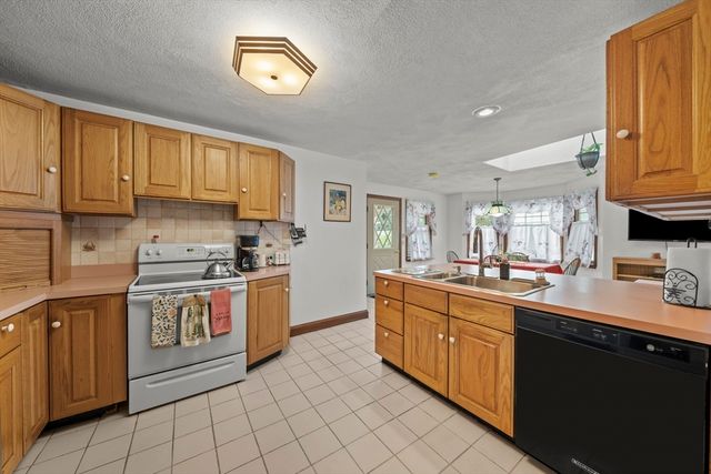 52 Wyman St, Woburn, MA 01801