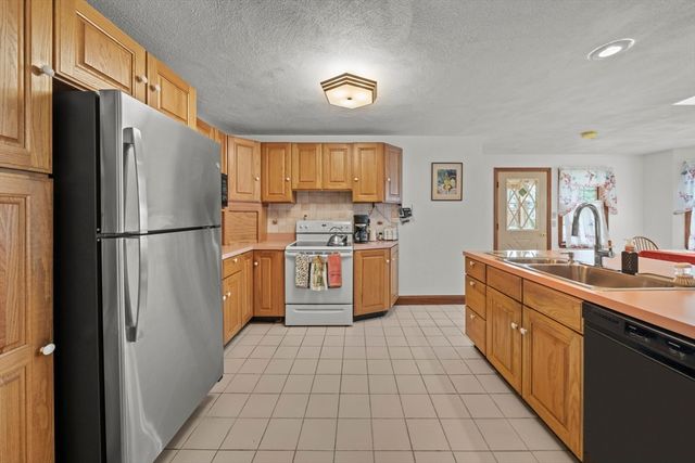 52 Wyman St, Woburn, MA 01801