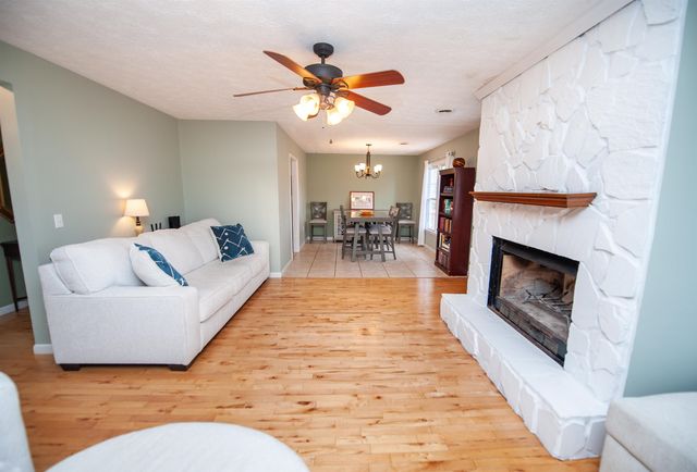 215 Chickamauga Ln, Simpsonville, SC 29681