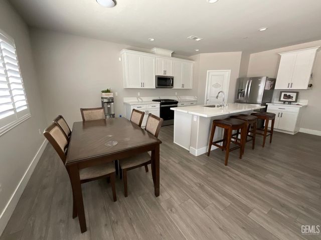 5201 Hawkwatch Lane, Bakersfield, CA 93306