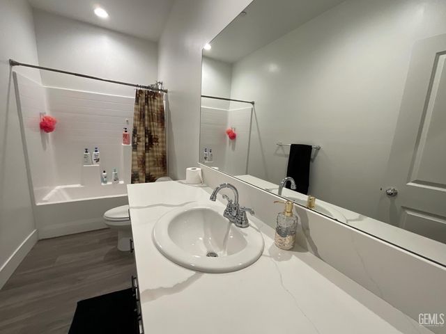 5201 Hawkwatch Lane, Bakersfield, CA 93306