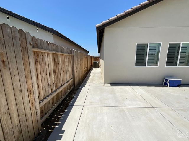 5201 Hawkwatch Lane, Bakersfield, CA 93306