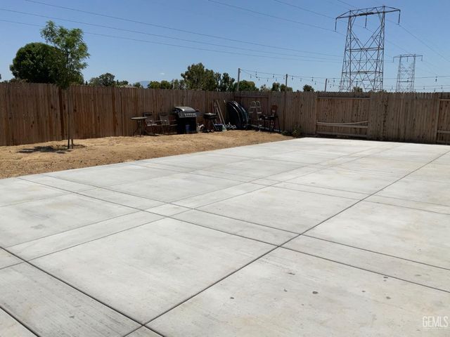 5201 Hawkwatch Lane, Bakersfield, CA 93306