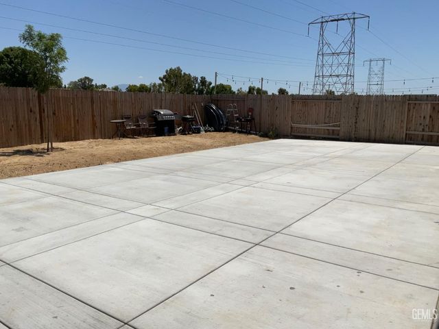 5201 Hawkwatch Lane, Bakersfield, CA 93306