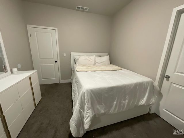 5201 Hawkwatch Lane, Bakersfield, CA 93306