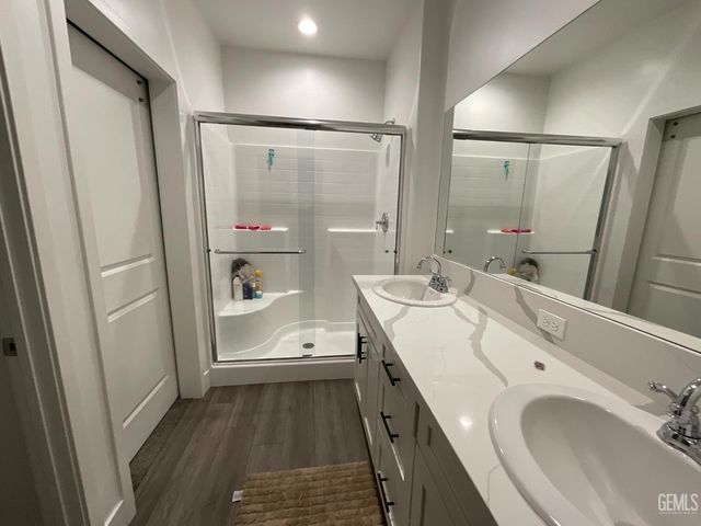 5201 Hawkwatch Lane, Bakersfield, CA 93306