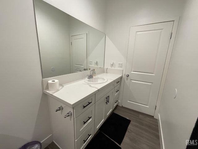 5201 Hawkwatch Lane, Bakersfield, CA 93306