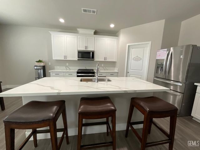 5201 Hawkwatch Lane, Bakersfield, CA 93306