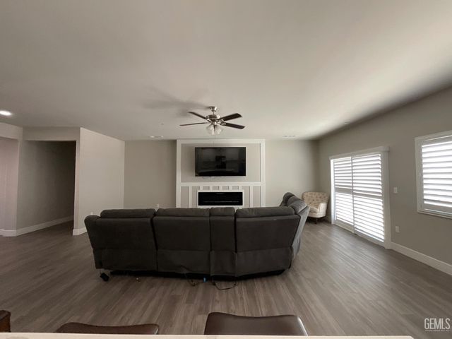 5201 Hawkwatch Lane, Bakersfield, CA 93306