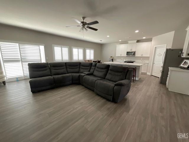 5201 Hawkwatch Lane, Bakersfield, CA 93306