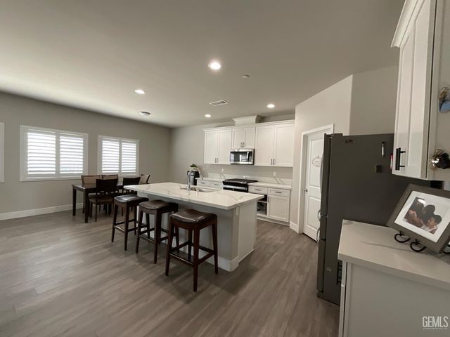 5201 Hawkwatch Lane, Bakersfield, CA 93306