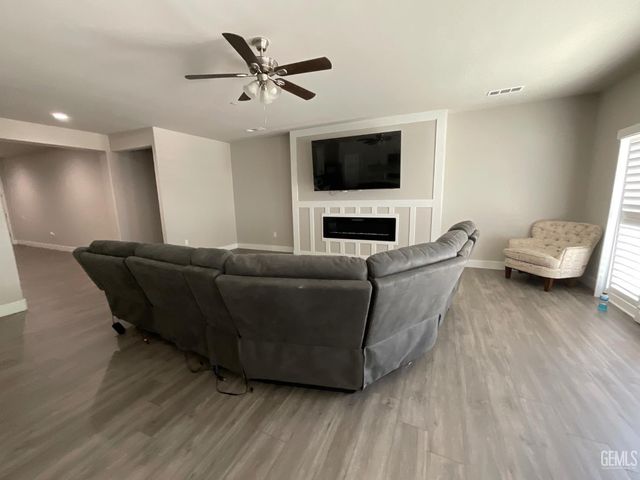 5201 Hawkwatch Lane, Bakersfield, CA 93306