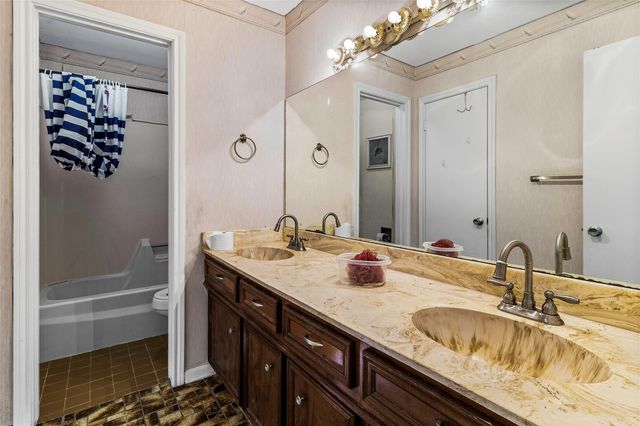 275 Edgewater Drive, Livingston, TX 77351