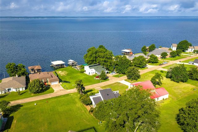 275 Edgewater Drive, Livingston, TX 77351