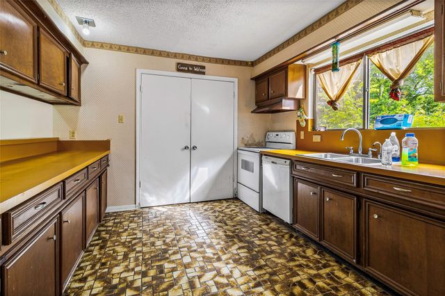 275 Edgewater Drive, Livingston, TX 77351