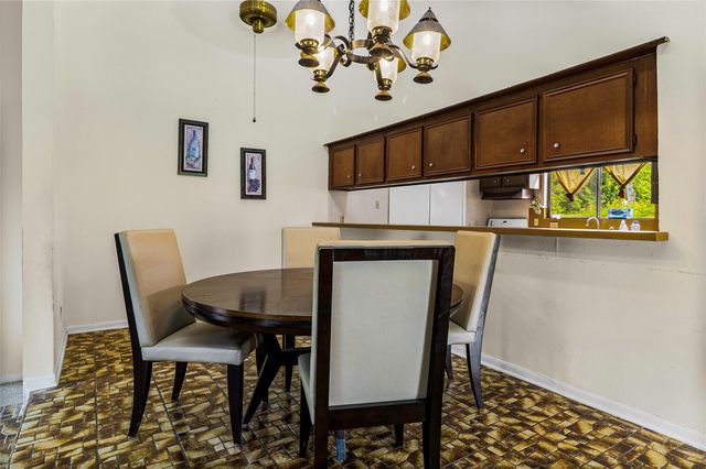 275 Edgewater Drive, Livingston, TX 77351