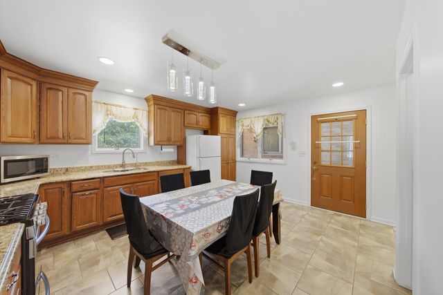 15W425 Victory Parkway, Elmhurst, IL 60126