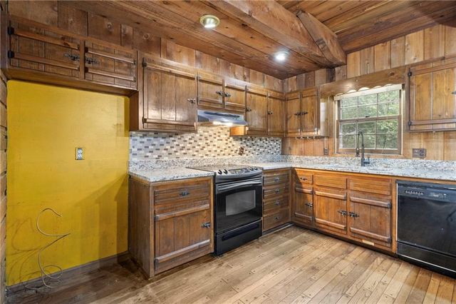 18 Swan SE Circle, White, GA 30184