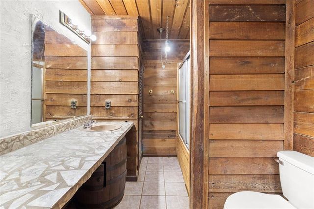 18 Swan SE Circle, White, GA 30184