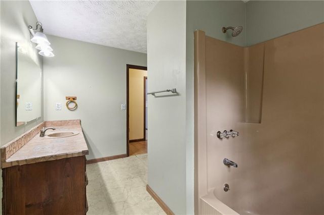 18 Swan SE Circle, White, GA 30184