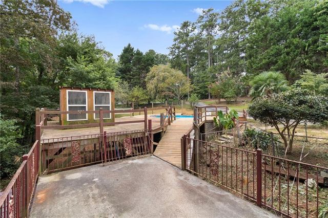 18 Swan SE Circle, White, GA 30184