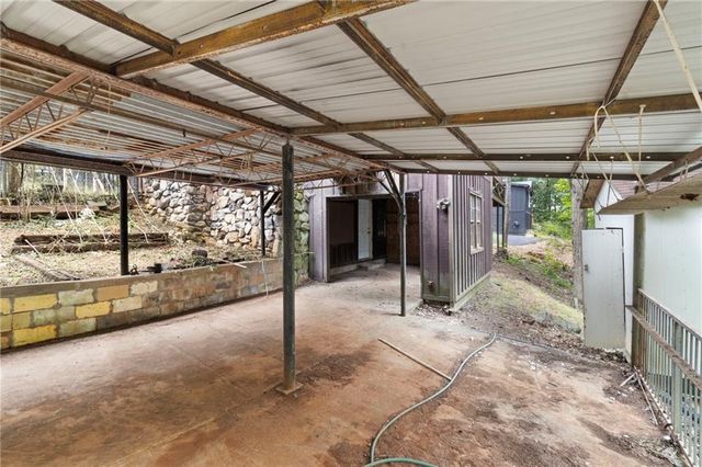 18 Swan SE Circle, White, GA 30184