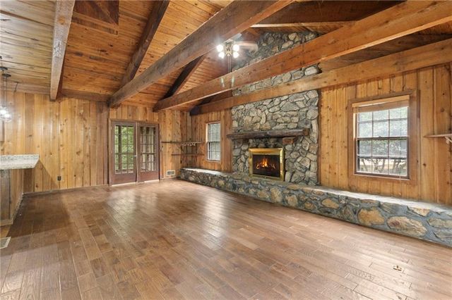 18 Swan SE Circle, White, GA 30184