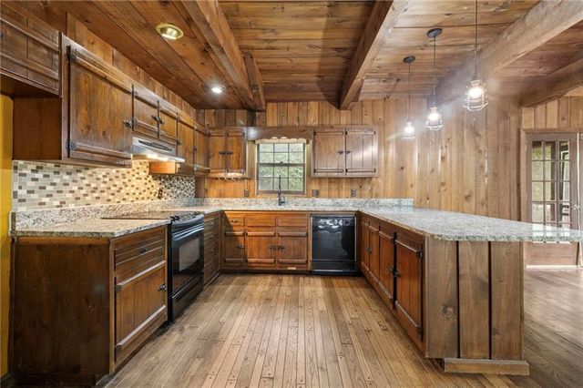 18 Swan SE Circle, White, GA 30184