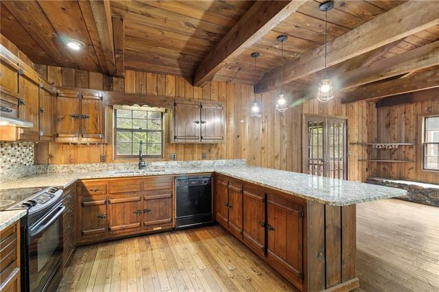 18 Swan SE Circle, White, GA 30184