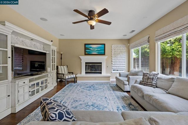 5375 Fernbank Dr, Concord, CA 94521