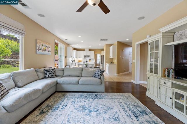 5375 Fernbank Dr, Concord, CA 94521
