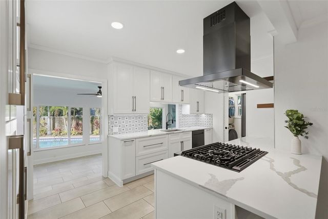 2430 14TH STREET N, St Petersburg, FL 33704