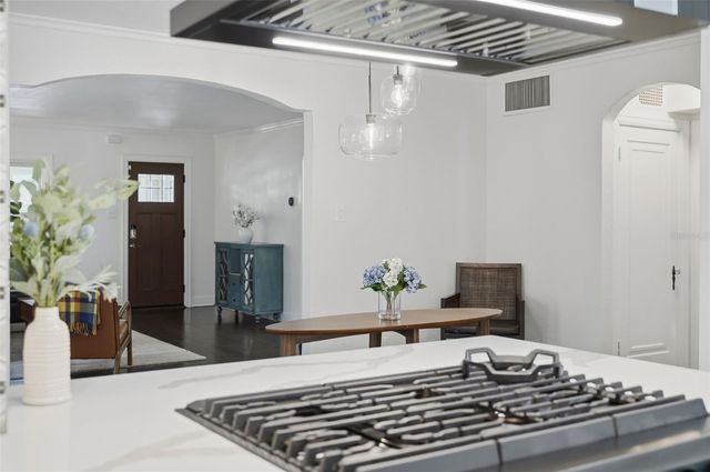 2430 14TH STREET N, St Petersburg, FL 33704