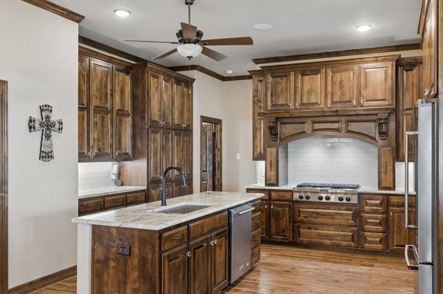 2009 Lakeshore Drive, Cleburne, TX 76033