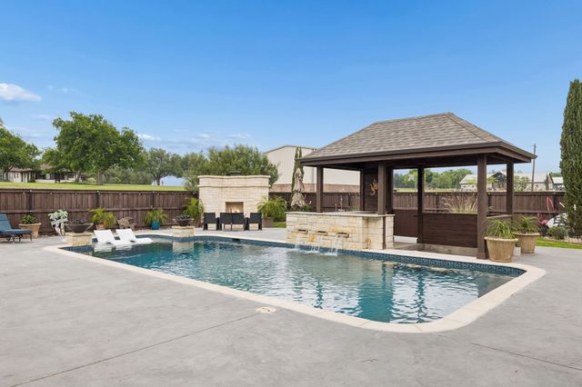 2009 Lakeshore Drive, Cleburne, TX 76033