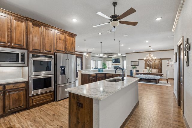 2009 Lakeshore Drive, Cleburne, TX 76033