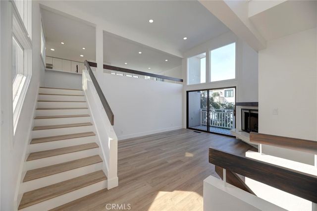1090 Loma Drive, Hermosa Beach, CA 90254