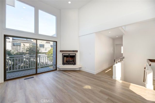 1090 Loma Drive, Hermosa Beach, CA 90254
