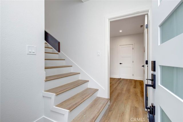 1090 Loma Drive, Hermosa Beach, CA 90254