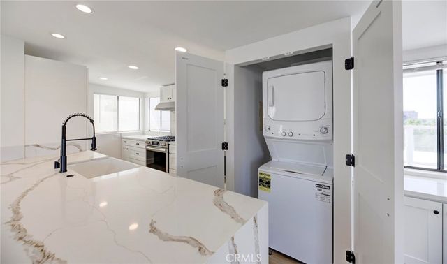 1090 Loma Drive, Hermosa Beach, CA 90254