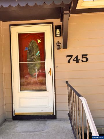 745 20th St NE, Salem, OR 97301