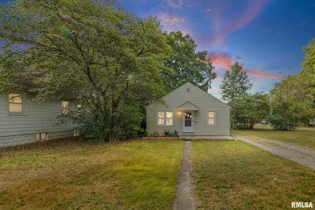 721 W WHITTAKER Street, Salem, IL 62881