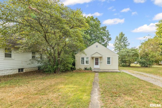 721 W WHITTAKER Street, Salem, IL 62881