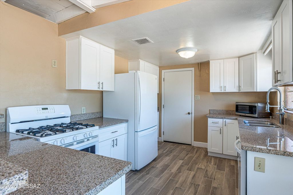 2520 E Helen Street, Tucson, AZ 85716