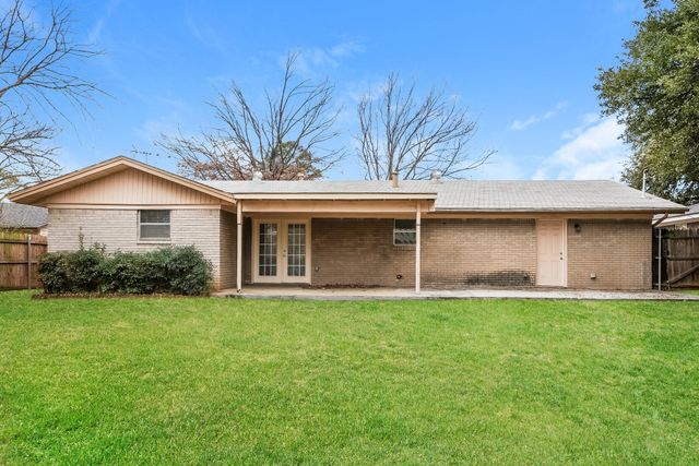 1212 Cavender Drive, Hurst, TX 76053